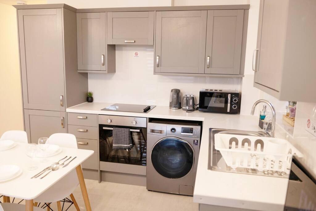 Walnut Luxurious 2-Bedroom With Ensuite - Parking, Netflix, Wifi - Close To Oxford, Bicester & Blenheim Palace Кидлингтън Екстериор снимка