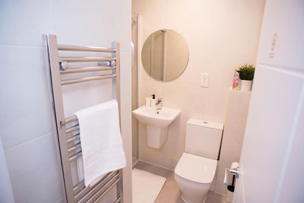 Walnut Luxurious 2-Bedroom With Ensuite - Parking, Netflix, Wifi - Close To Oxford, Bicester & Blenheim Palace Кидлингтън Екстериор снимка