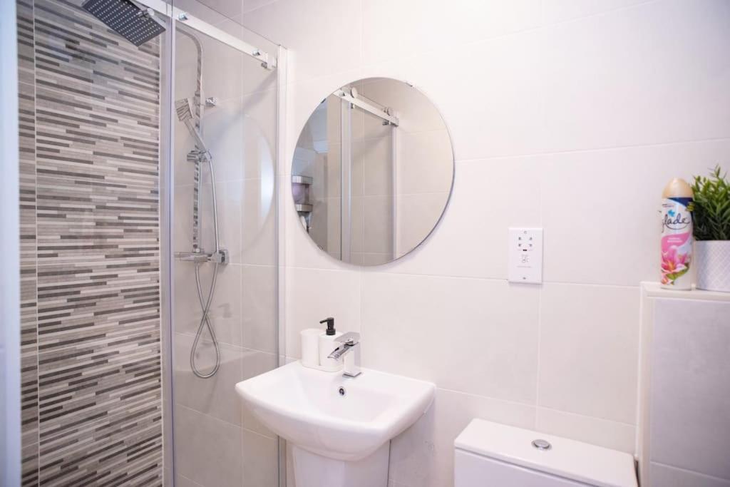 Walnut Luxurious 2-Bedroom With Ensuite - Parking, Netflix, Wifi - Close To Oxford, Bicester & Blenheim Palace Кидлингтън Екстериор снимка