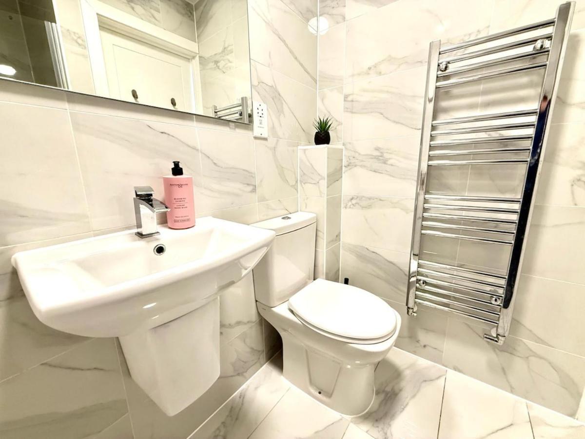 Walnut Luxurious 2-Bedroom With Ensuite - Parking, Netflix, Wifi - Close To Oxford, Bicester & Blenheim Palace Кидлингтън Екстериор снимка
